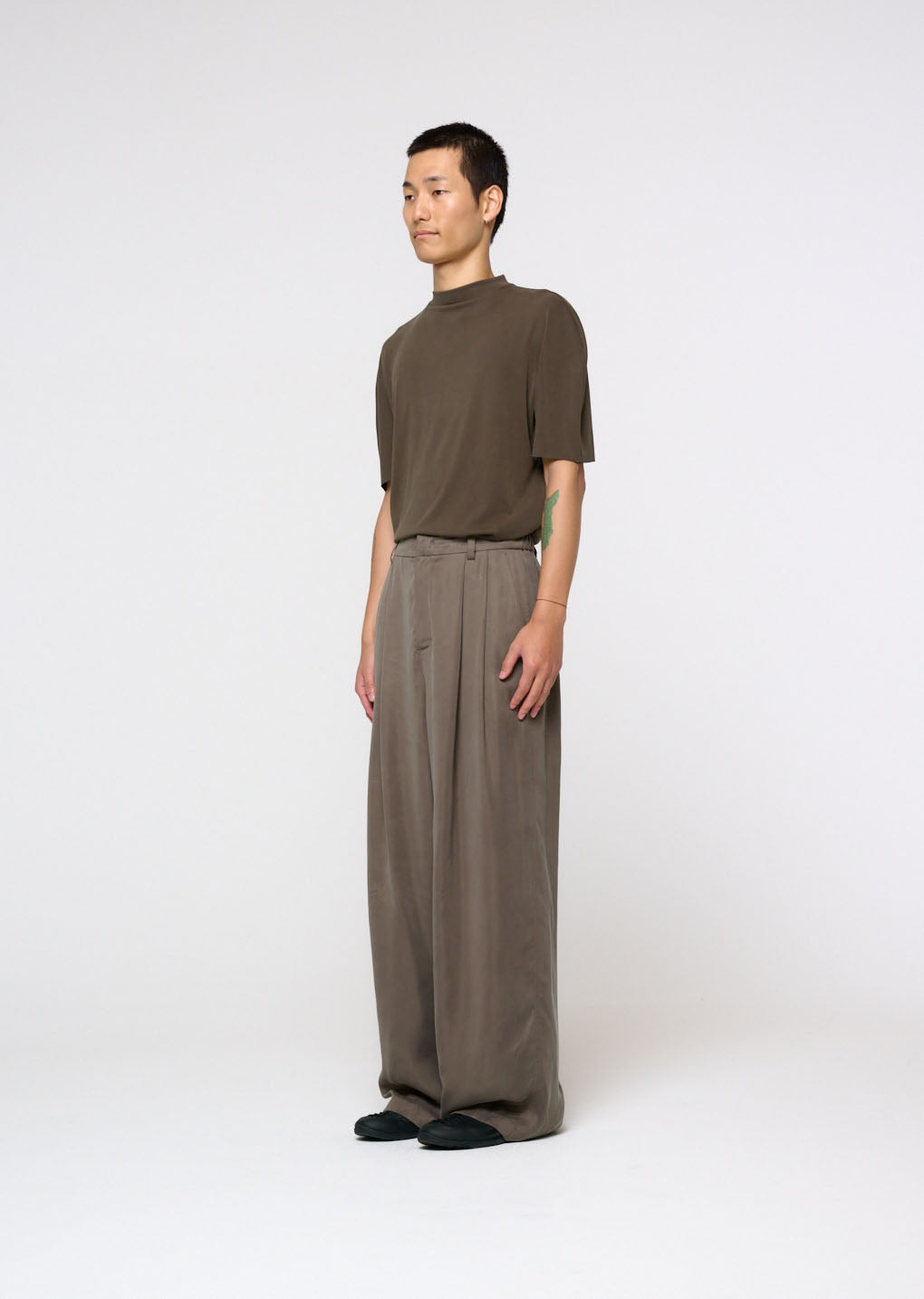 mock neck raglan t-shirt, brown